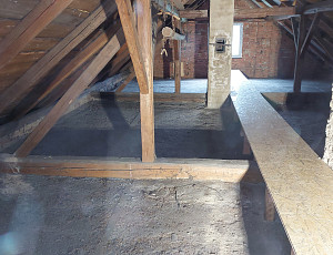 Zateplení stropu rodinného domu pomocí foukané izolace